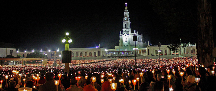 Procesión de velas en el Santuario de Fátima (Cova da Iria, Portugal)